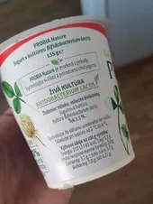 biely jogurt na raňajky