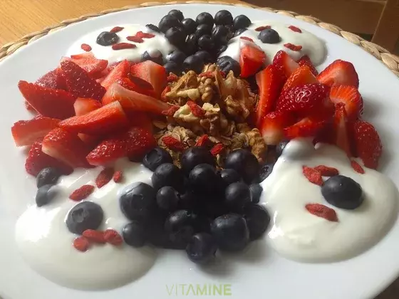Biely jogurt s lesným ovocím Biely jogurt s lesným ovocím