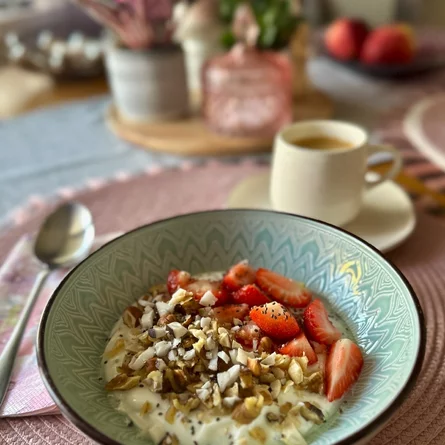 Biely jogurt s orechami a ovocím Biely jogurt s orechami a ovocím