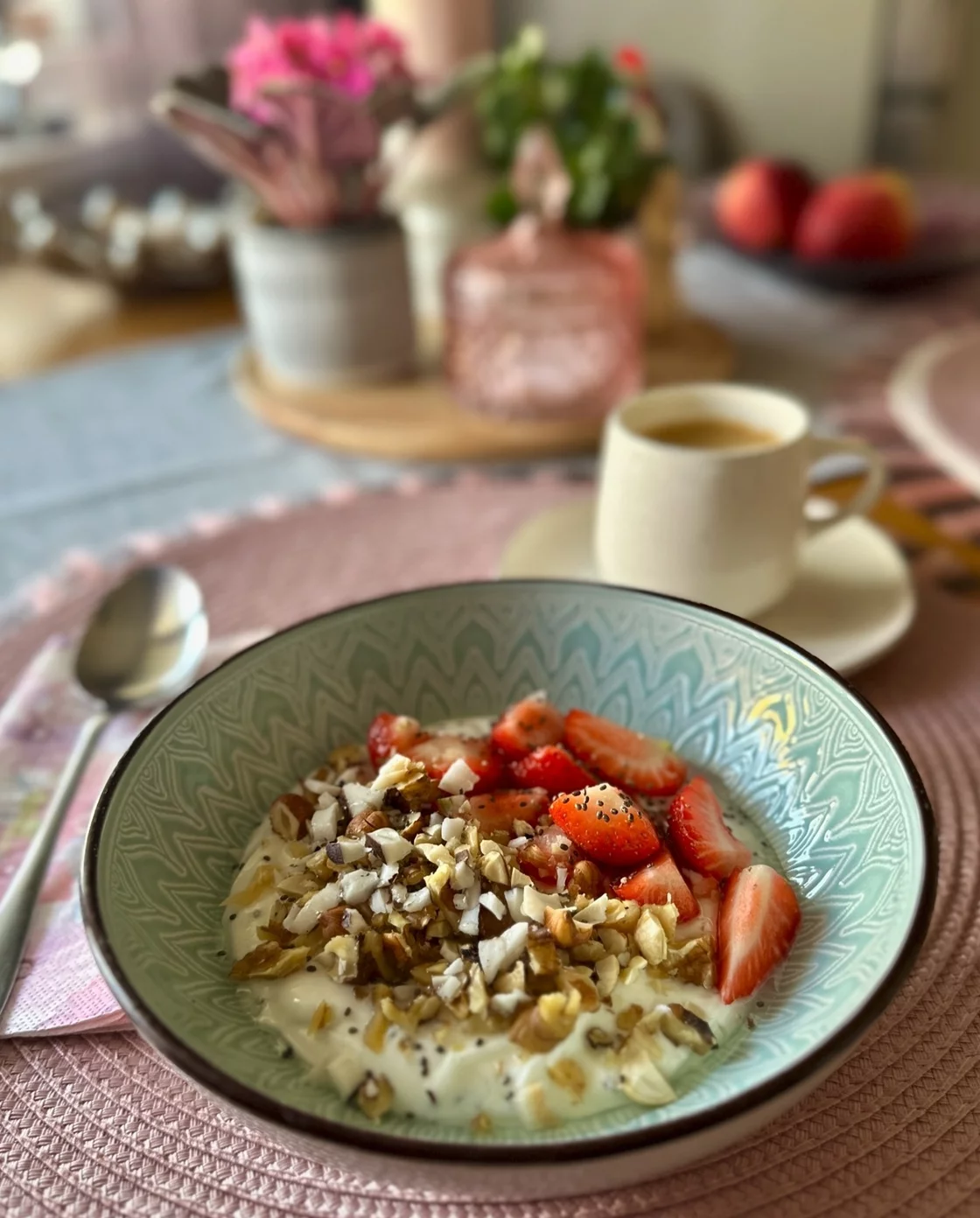 Biely jogurt s orechami a ovocím