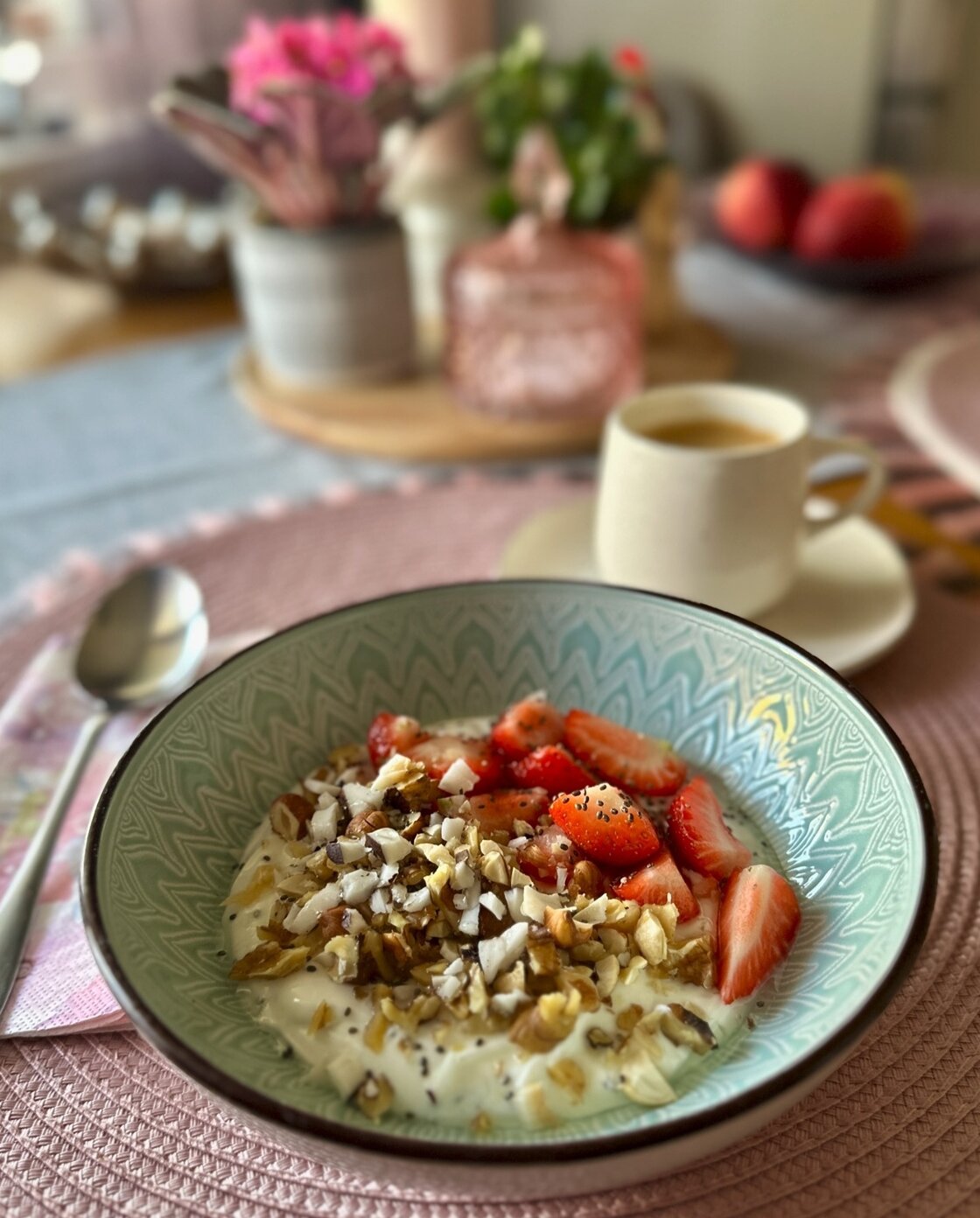 Biely jogurt s orechami a ovocím