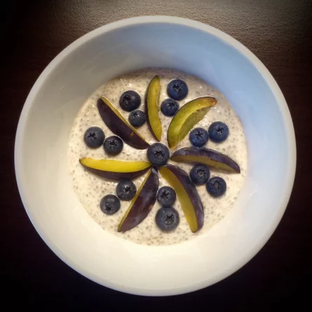 Biely jogurt s ovocím Biely jogurt s ovocím