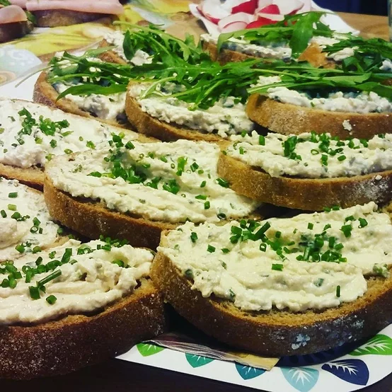 Bryndzová nátierka na špaldovom chlebíku Bryndzová nátierka na špaldovom chlebíku