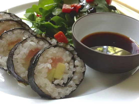 Domáce sushi s údeným lososom