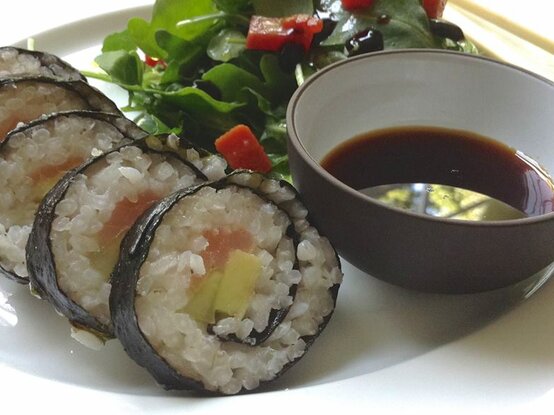 Domáce sushi s údeným lososom