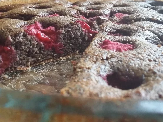 Makový koláč bez múky s malinami Makový koláč bez múky s malinami
