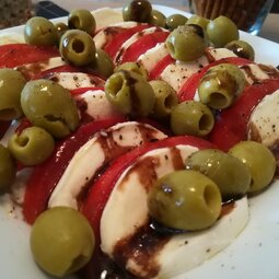 Paradajky s mozzarellou