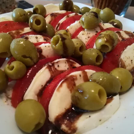Paradajky s mozzarellou Paradajky s mozzarellou