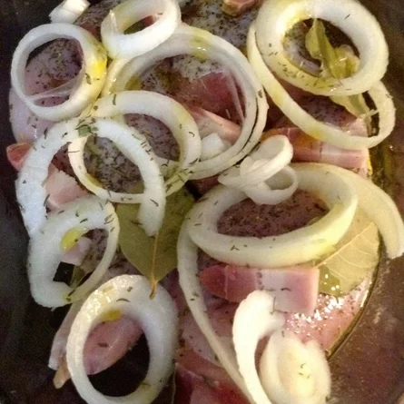 Pečený zajac na slanine Pečený zajac na slanine