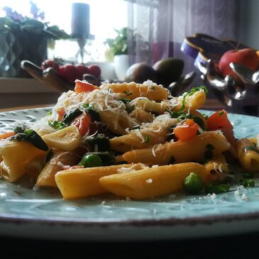 Penne s jarným špenátom. Cestoviny, špenát, cherry rajčiny, cesnak, olivový olej, hrášok, parmezán.