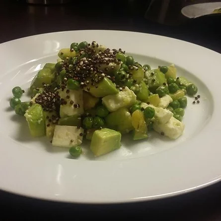 Quinoa šalát s balkánskym syrom Quinoa šalát s balkánskym syrom