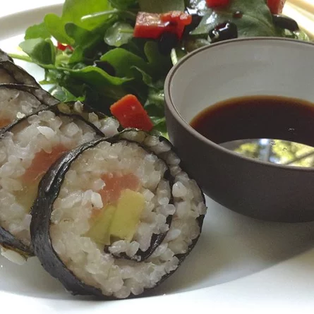 Sushi s údeným lososom Sushi s údeným lososom