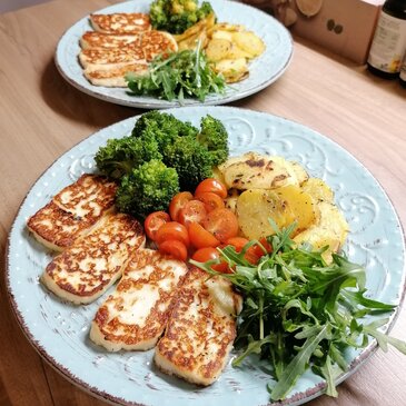 Syr Halloumi 1/2 balenia, mix zeleniny so šalátom