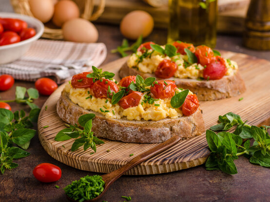 Vajičková omeleta s rajčinami na chlebíku